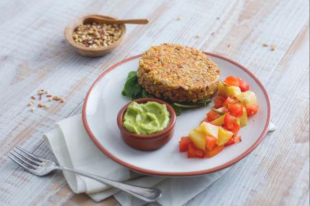 Burger de céréales et riz rouge avec houmous d'avocat