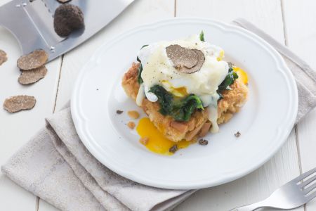 Œufs bénédicte au truffe et fondue de tomino