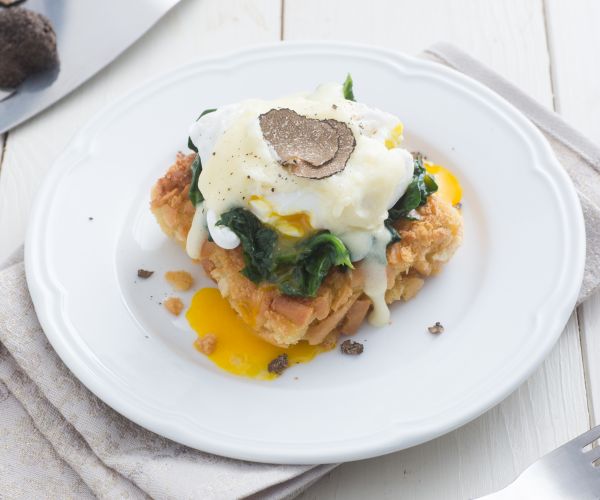 Œufs bénédicte au truffe et fondue de tomino