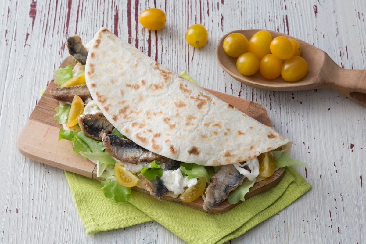 Piadina avec sardines frites et burrata