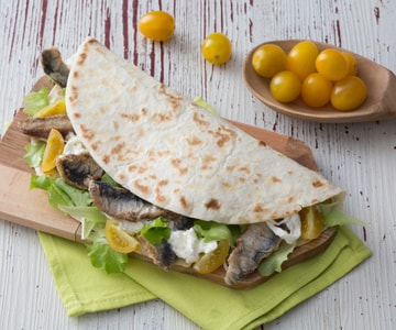 Piadina avec sardines frites et burrata