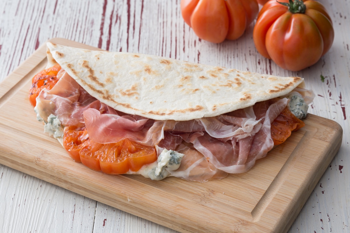 Piadina au gorgonzola avec jambon cru et tomates