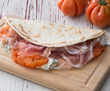 Piadina au gorgonzola avec jambon cru et tomates