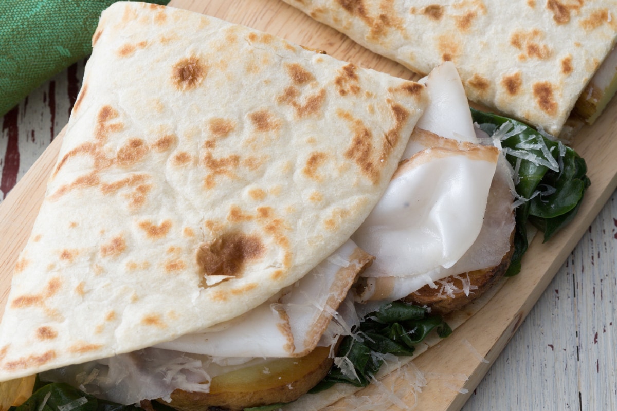 Piadina avec herbes, pommes de terre et lard de Colonnata