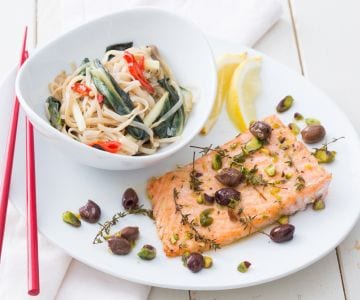 Saumon croustillant avec salade de nouilles