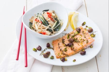 Saumon croustillant avec salade de nouilles