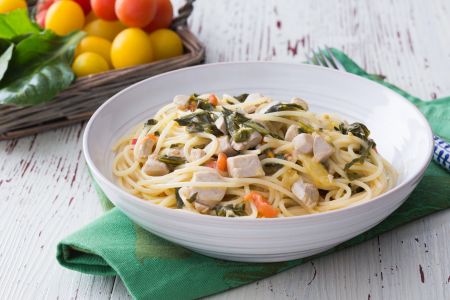 Pâtes au thon, fines herbes et tomates cerises