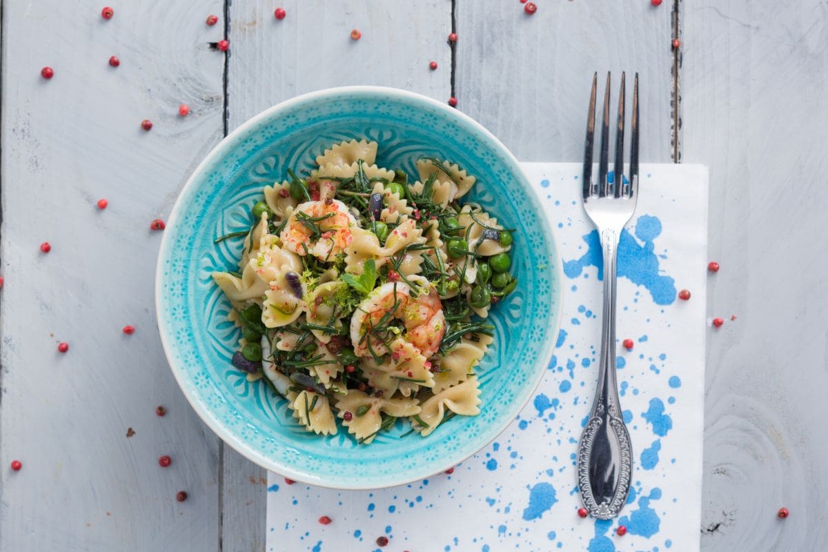 Salade de pâtes avec barba di frate et crevettes