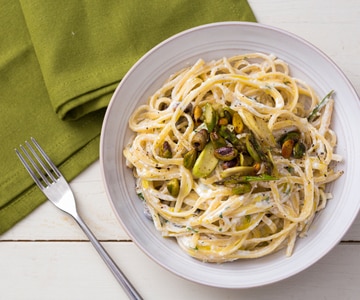 Pâtes à la crème de ricotta, asperges et pistaches