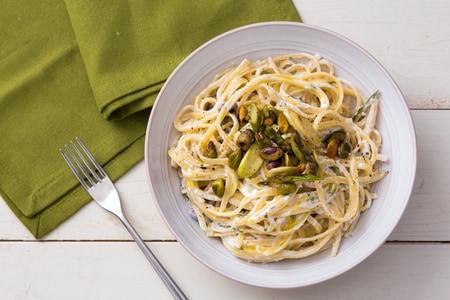 Pâtes à la crème de ricotta, asperges et pistaches