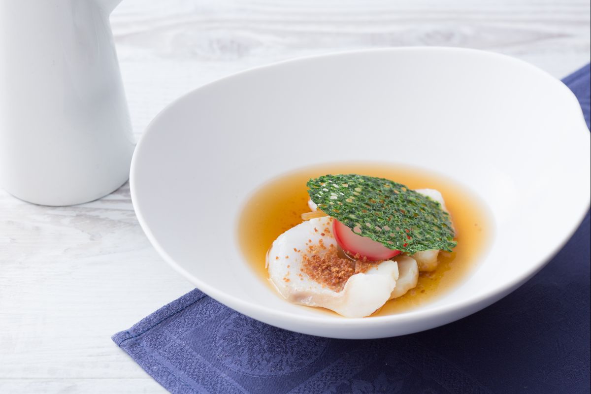 Bouillon de jambon cru, morue effeuillée avec pain croustillant et radis