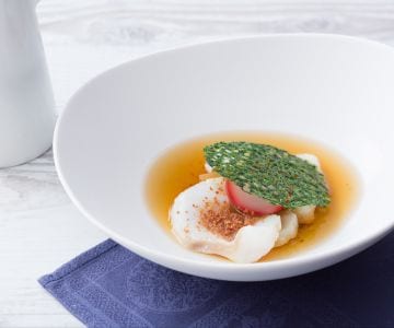 Bouillon de jambon cru, morue effeuillée avec pain croustillant et radis