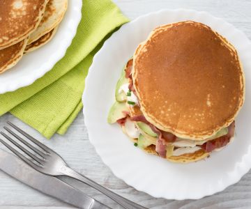 Pancakes salés avec bacon et crème fraîche