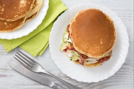 Pancakes salés avec bacon et crème fraîche