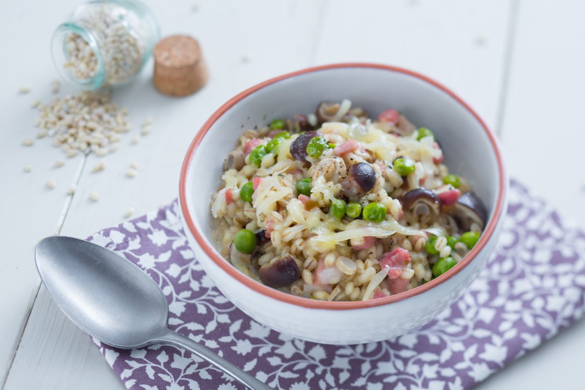Orzotto avec lardons, légumes et fromage