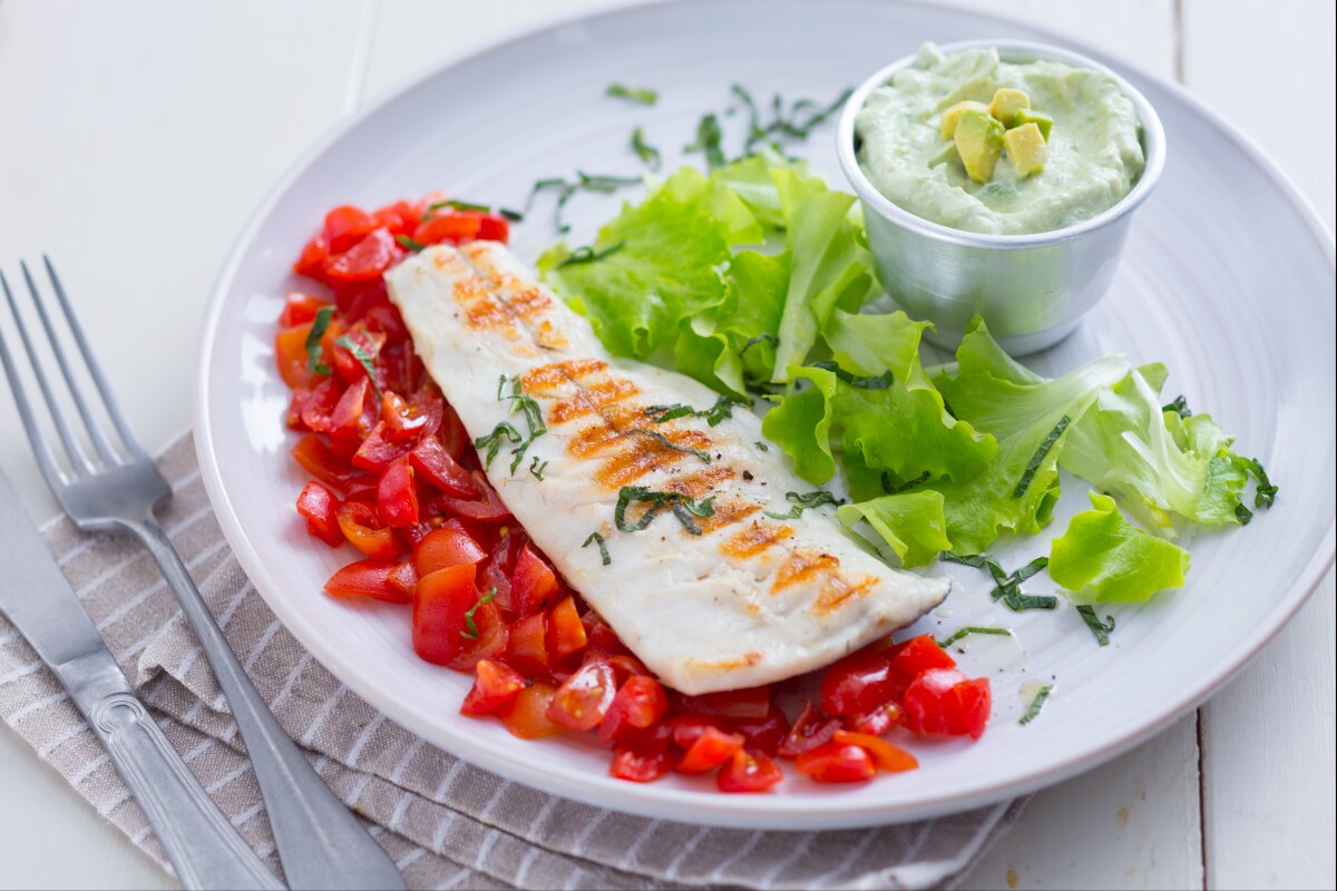 Poisson grillé avec sauce skyr et avocat