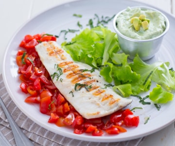 Poisson grillé avec sauce skyr et avocat