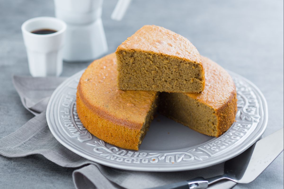 Gâteau au lait chaud et café