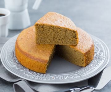 Gâteau au lait chaud et café