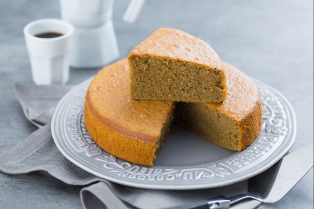 Gâteau au lait chaud et café
