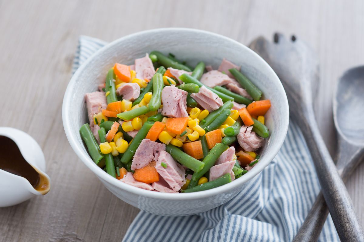 Salade de haricots verts, carottes, maïs et thon