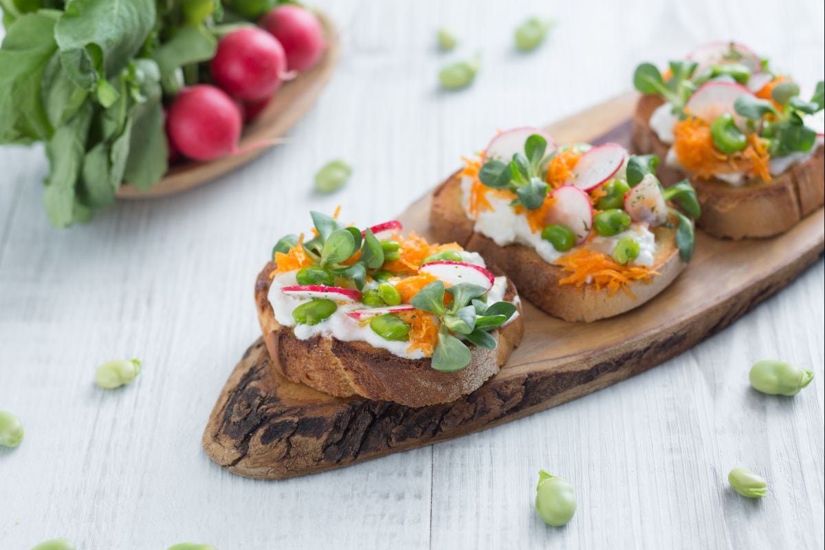 Bruschetta avec burrata et légumes