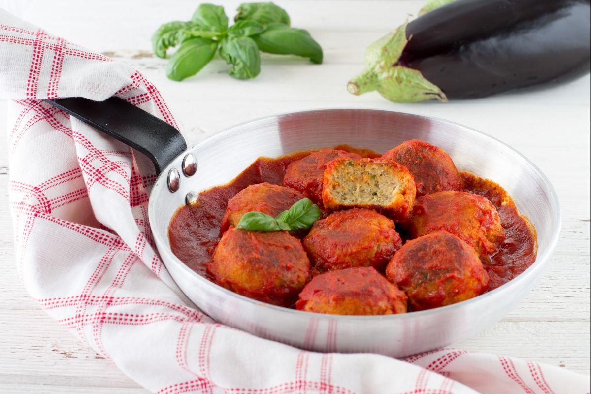 Boulettes d'espadon et d'aubergines à la sauce
