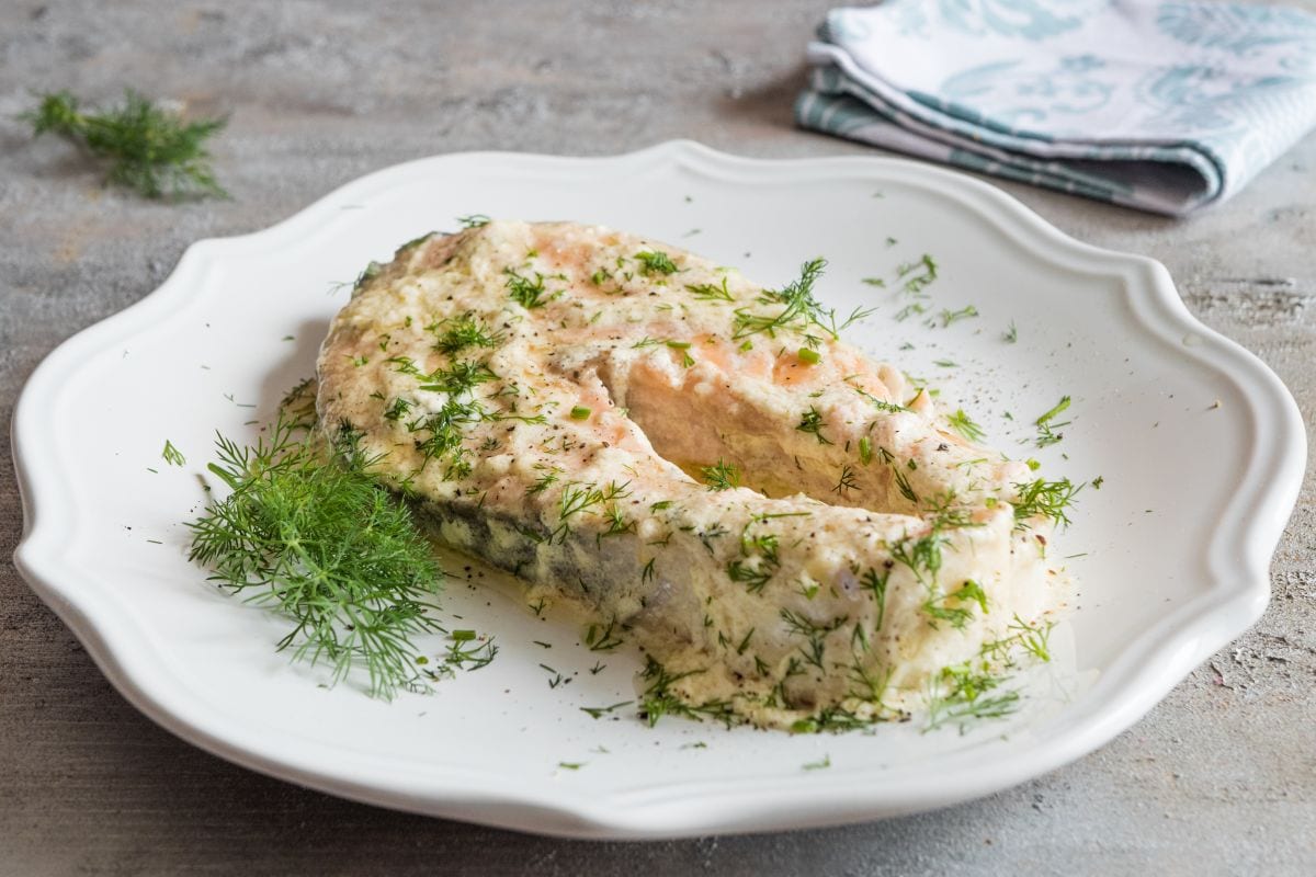 Saumon à la poêle avec aneth et crème fraîche