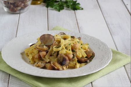 Tagliatelles à la crème de pois chiches et palourdes