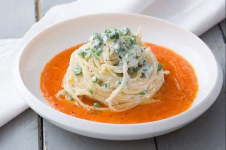 Pâtes avec ricotta, haricots verts et tomates fraîches