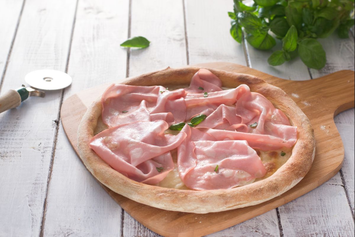 Pizza à la mortadelle et à la mozzarella de bufflonne