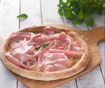 Pizza à la mortadelle et à la mozzarella de bufflonne