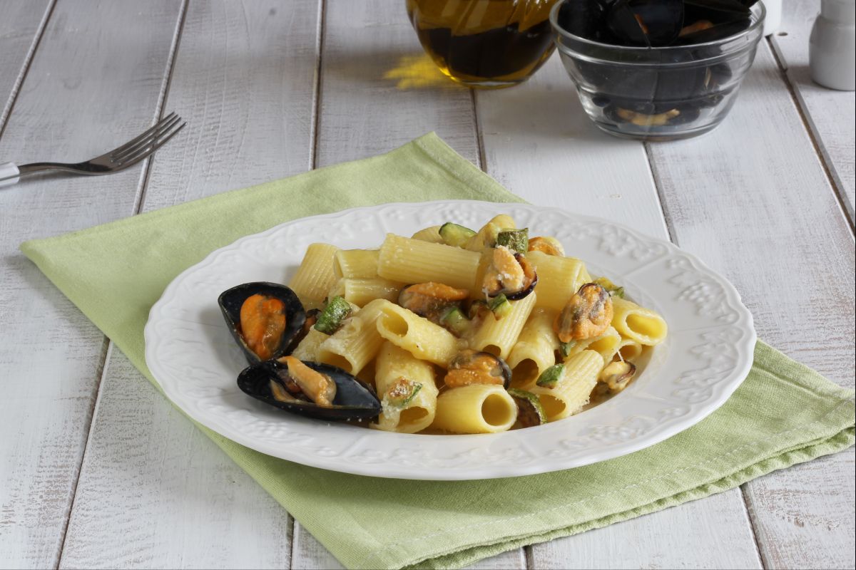 Pâtes aux courgettes, moules et pecorino