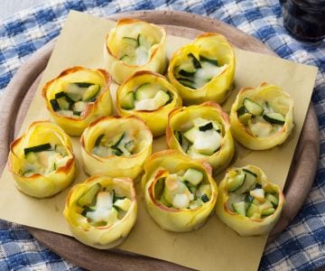 Paniers de pommes de terre avec courgettes et fromage