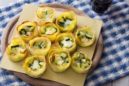 Paniers de pommes de terre avec courgettes et fromage